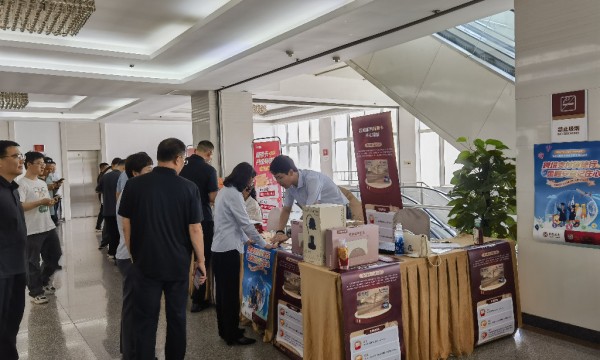 中国银行东新街支行于陕西省政府食堂开展消保宣传活动，聚焦跨境支付安全