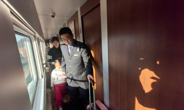 手骨折带娃遇难题 列车暖心调铺解民忧